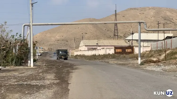 Buloqboshida tog' dovonidan tushayotgan yuk mashinalari aholini yillar davomida tashvishga solmoqda